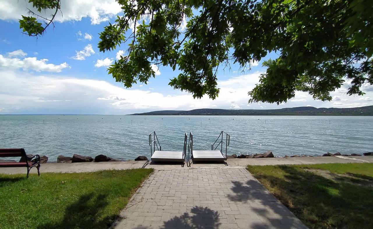 Elizabeth Vendeghaz Balatonfuzfon A Strandnal ภายนอก รูปภาพ