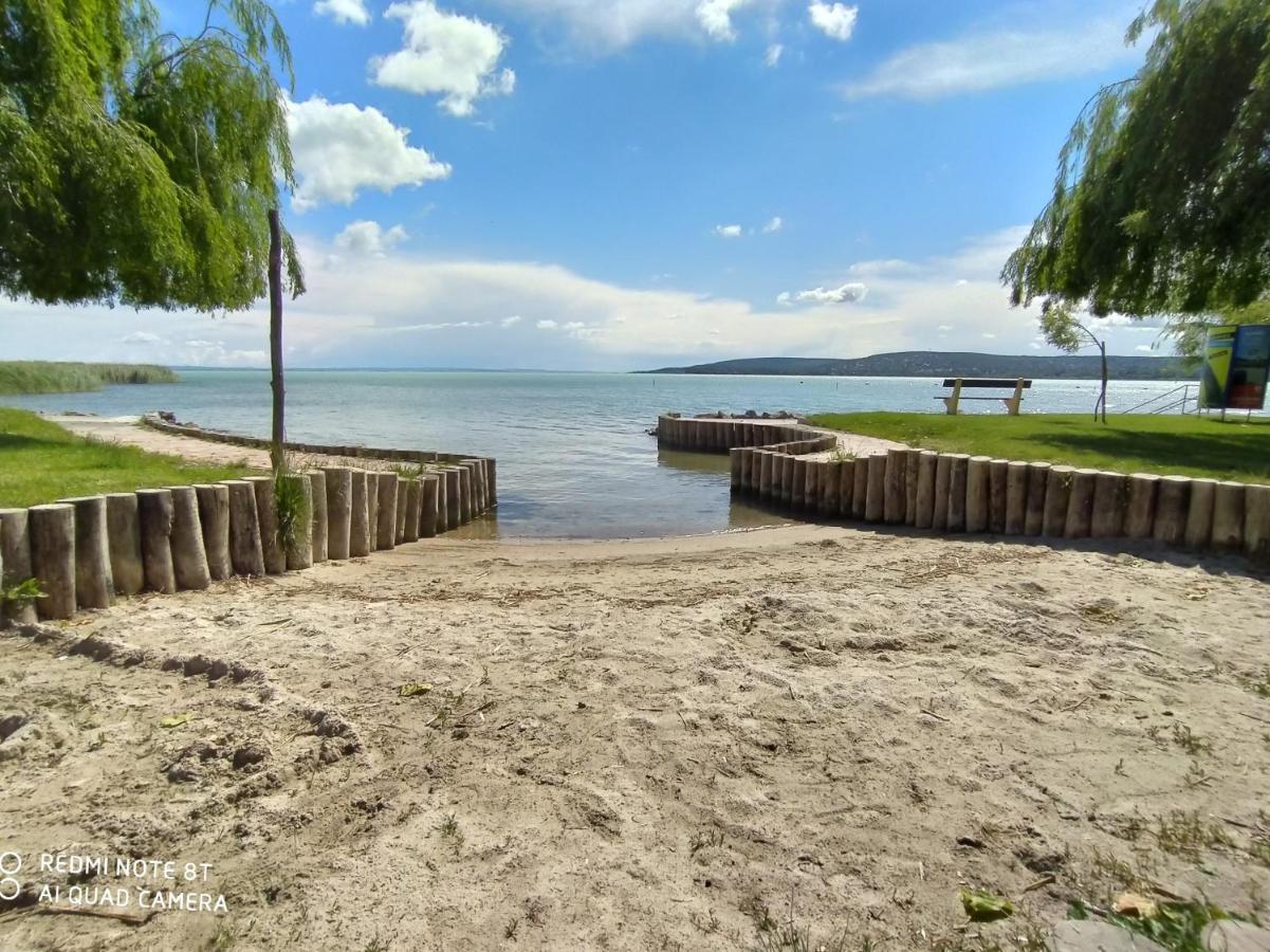 Elizabeth Vendeghaz Balatonfuzfon A Strandnal ภายนอก รูปภาพ